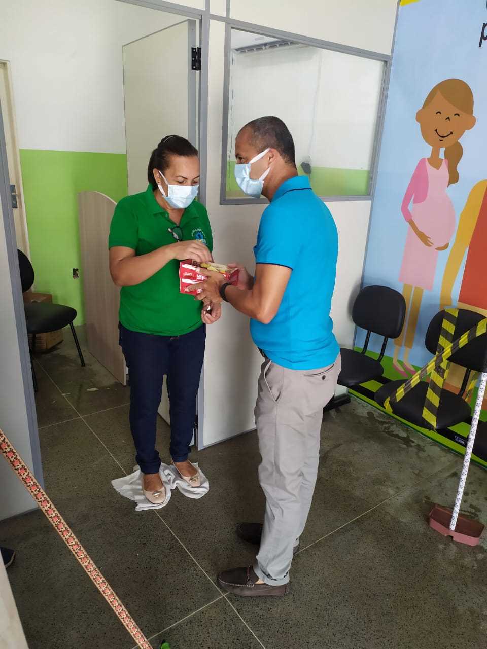 Camacã: Prefeito Paulo do Gás recebe funcionários com bombons
